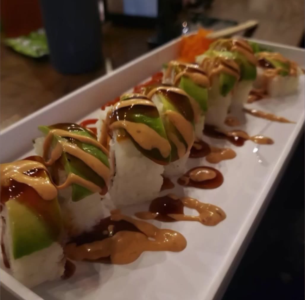 Rolls con aguacate y salsa spicy en charola blanca