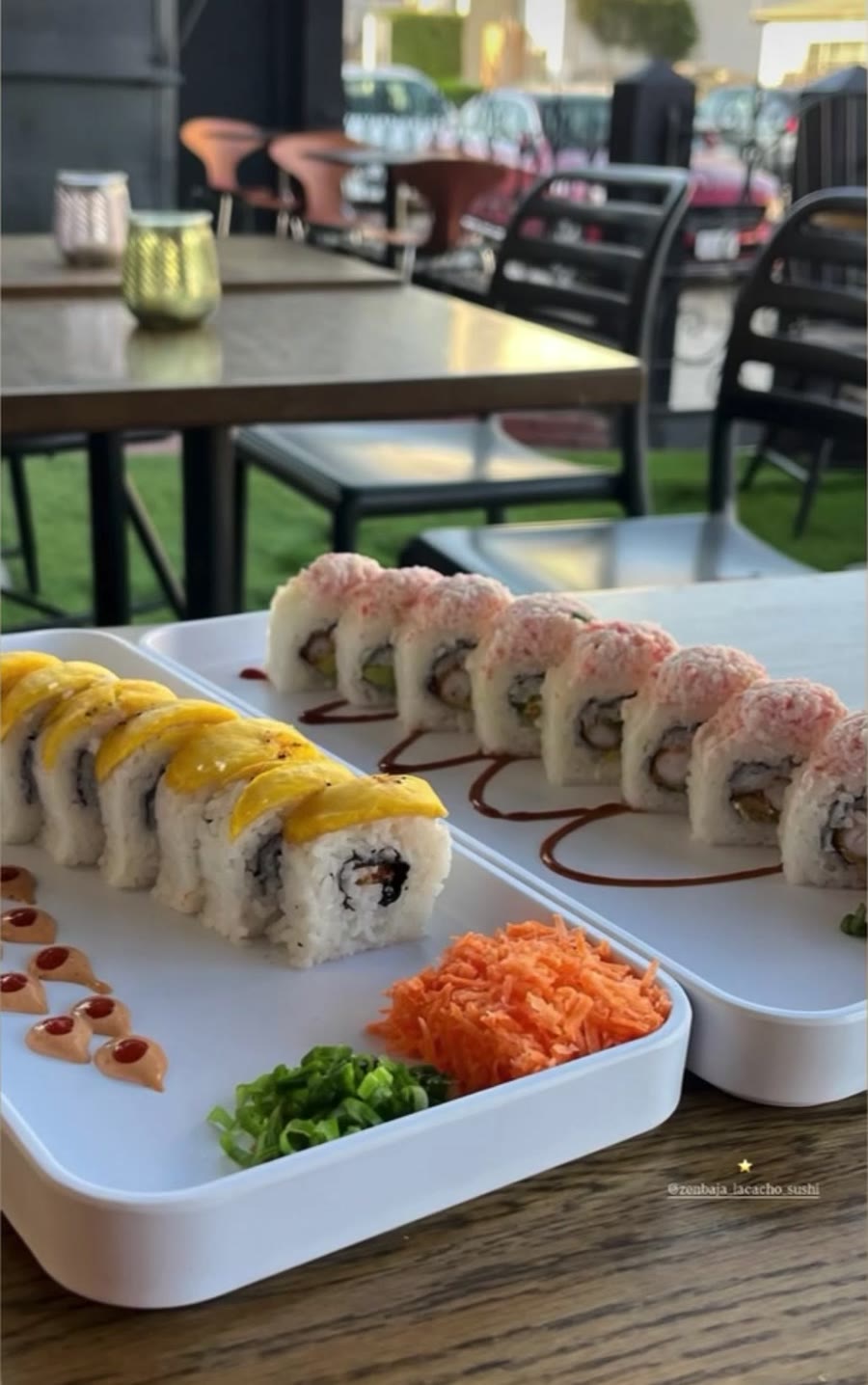 Charola de rolls de sushi sobre la mesa