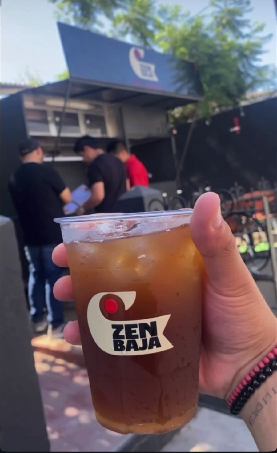 Vaso de té helado con el logo de Zen Baja